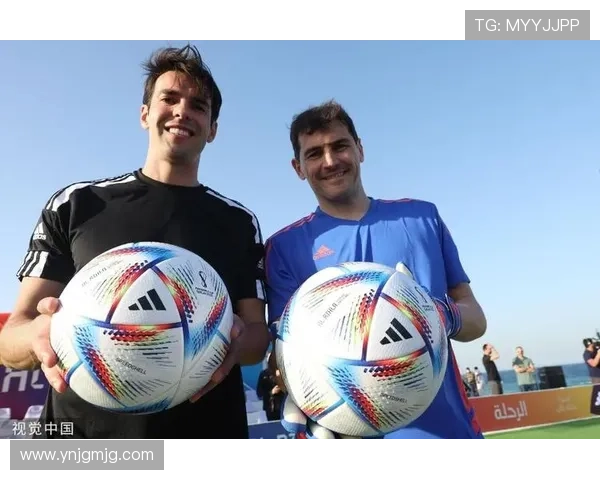 卡西与足球传奇同框出席世界杯抽签活动引发热议